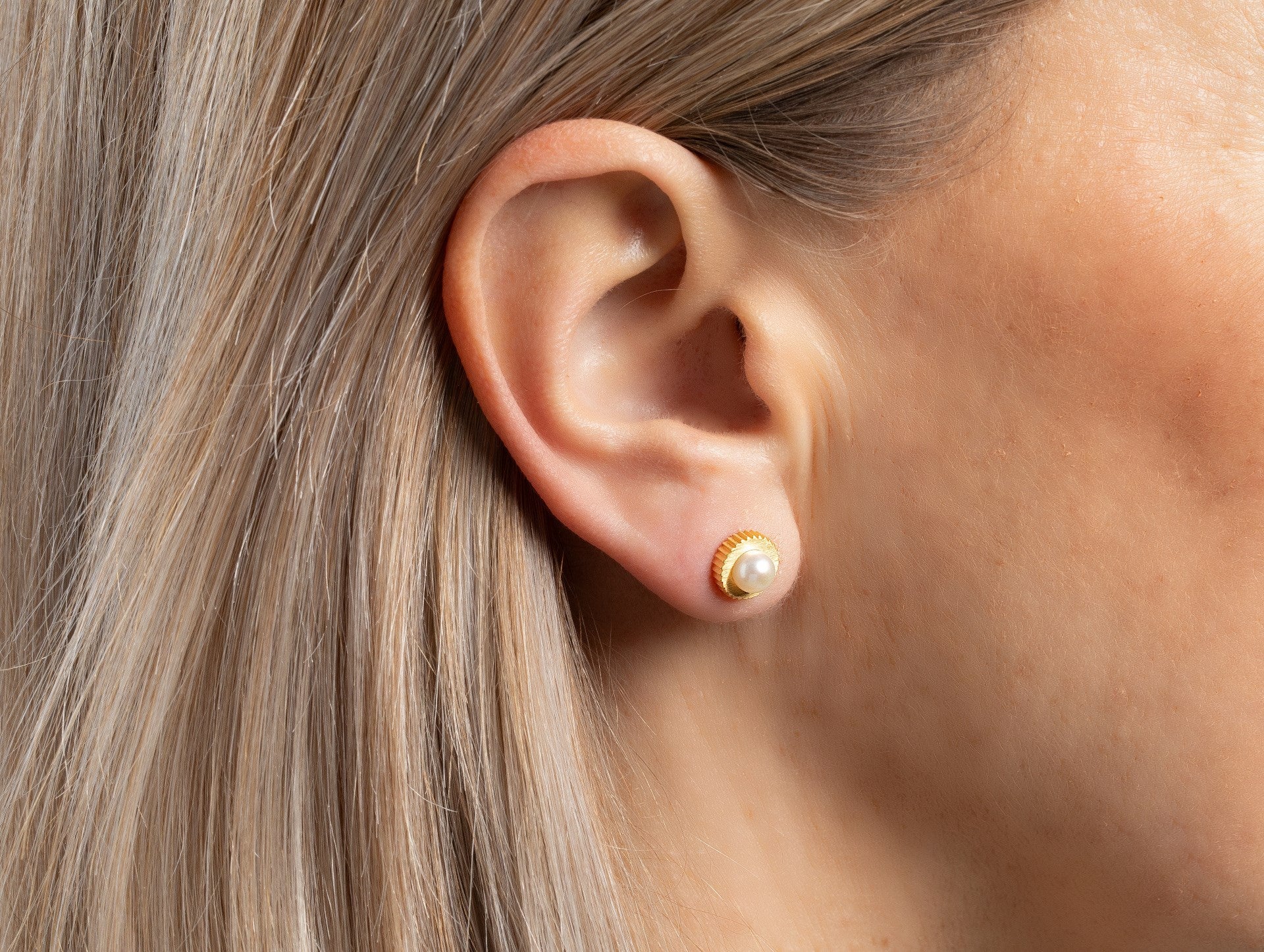 925/- Ørestikker, mat fg, hvide kulturperle 1,63ct