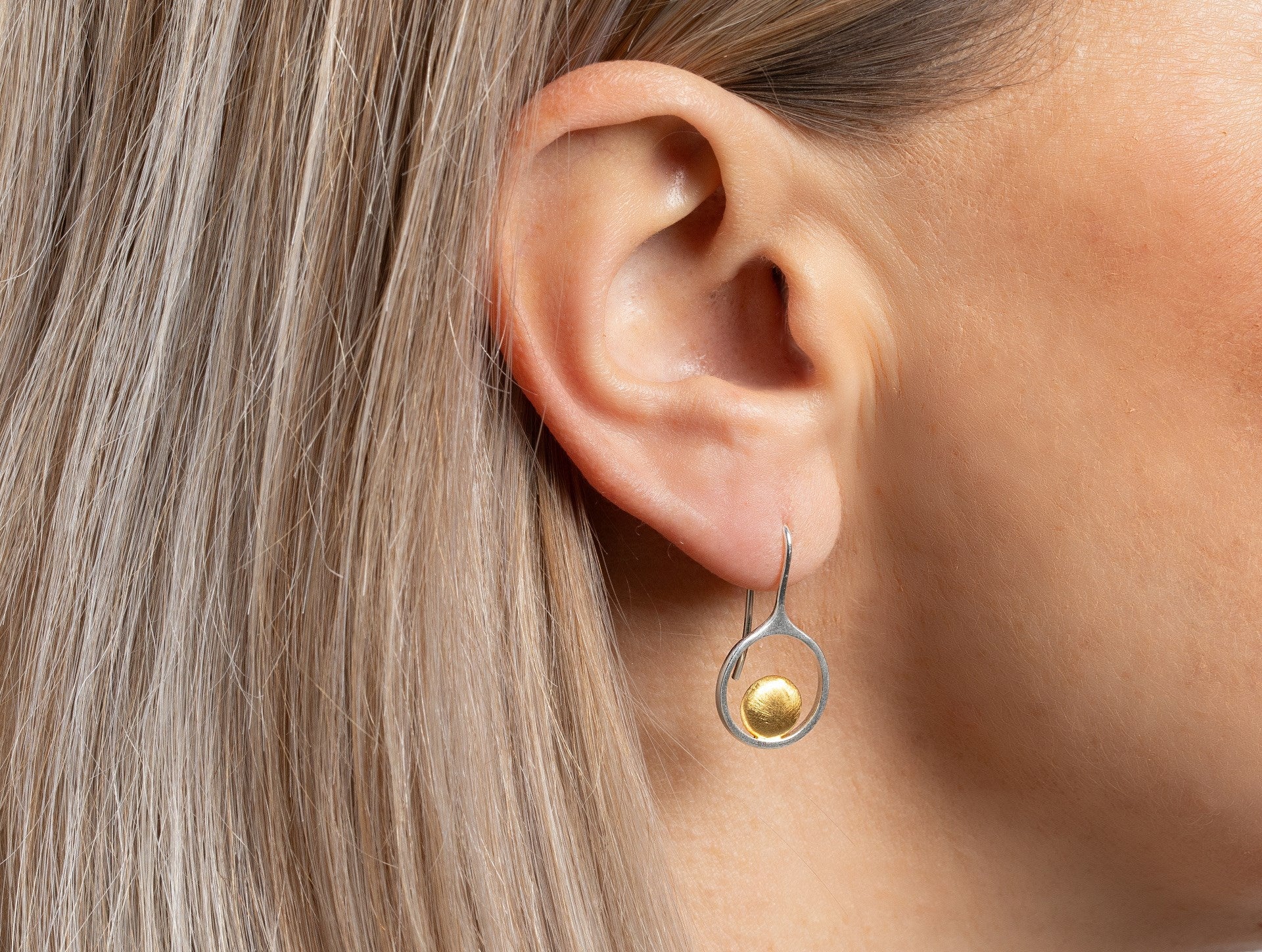 925/- earring, partially fg matt/brushed
