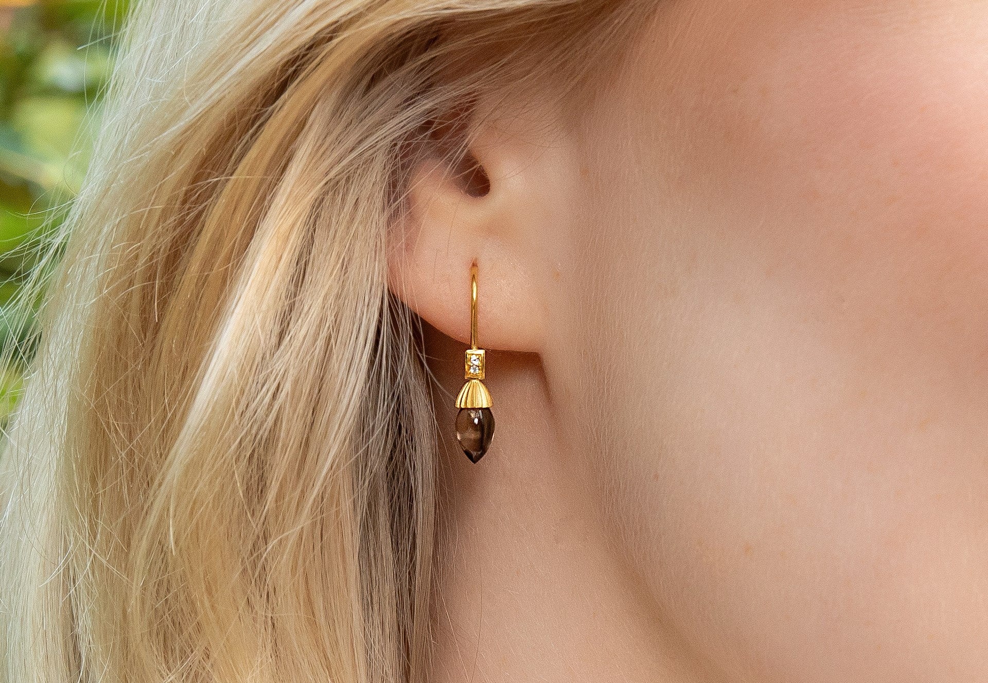 925/- earrings, gp s.blast/pol., sq, white topaz