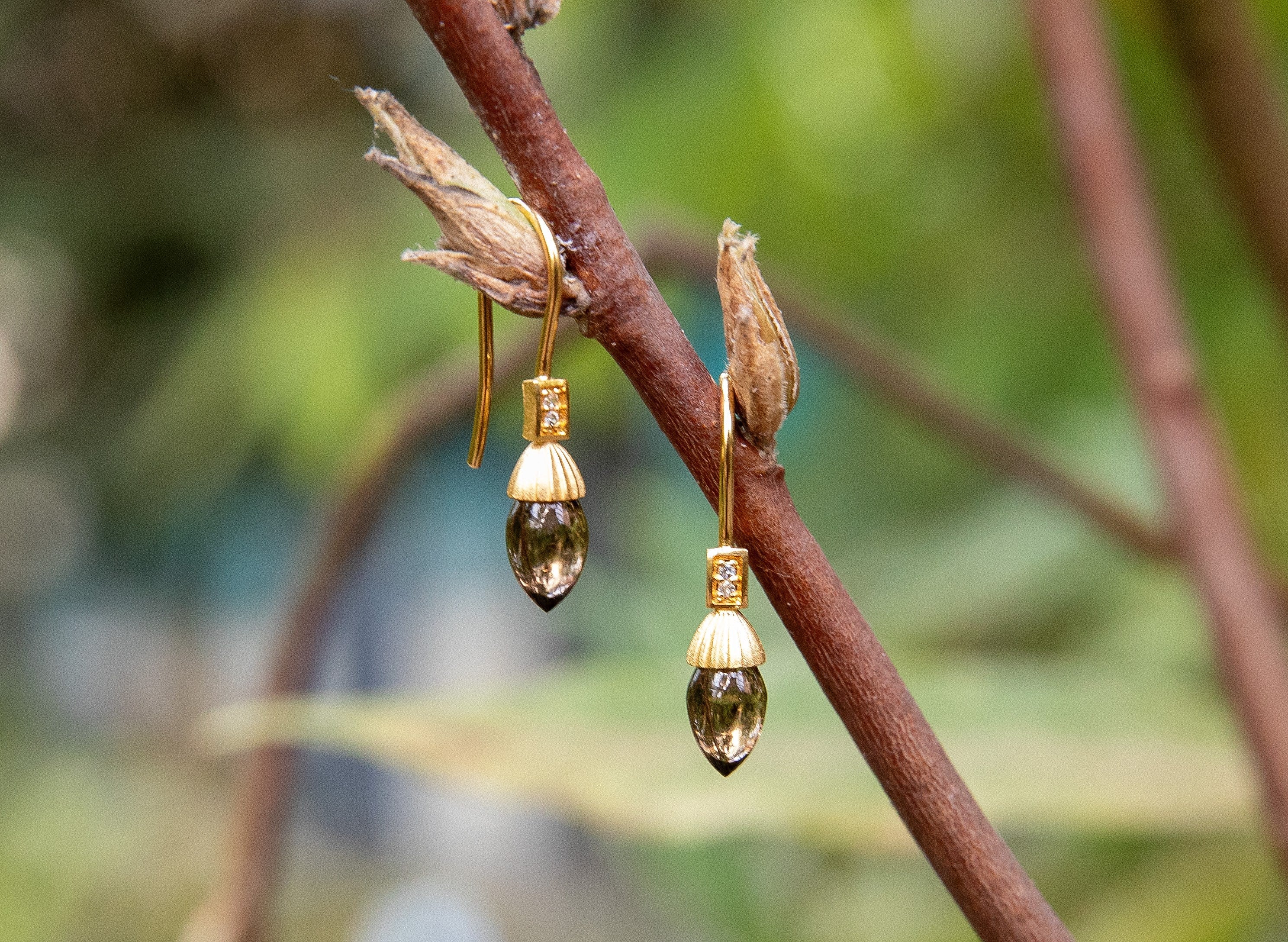 925/- earrings, gp s.blast/pol., sq, white topaz