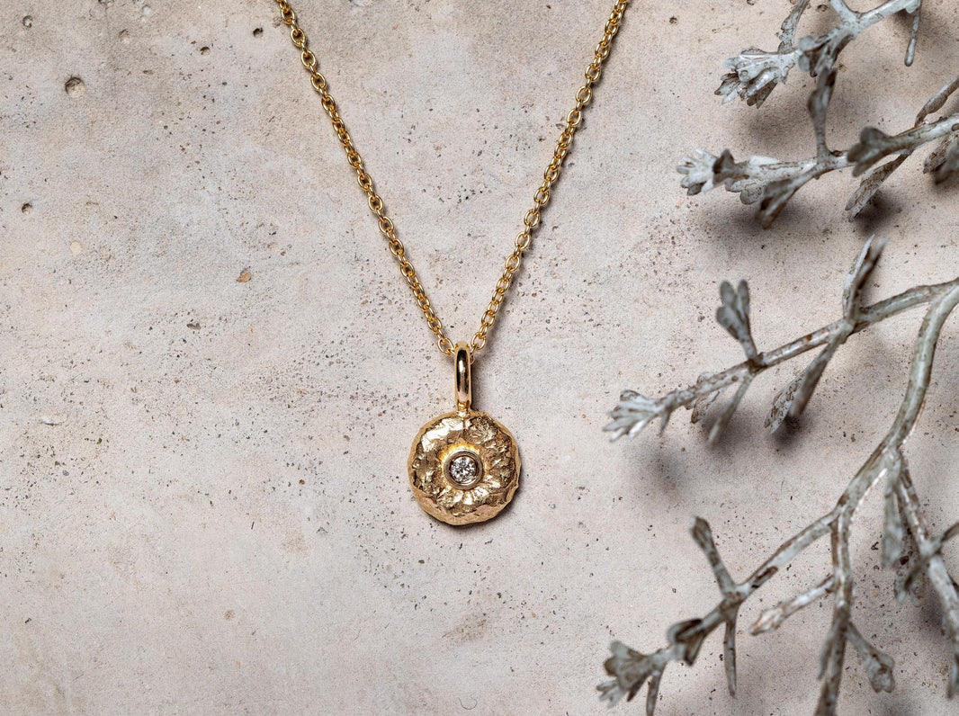 750/- pendant spe.text., dia. 0,03ct W-SI