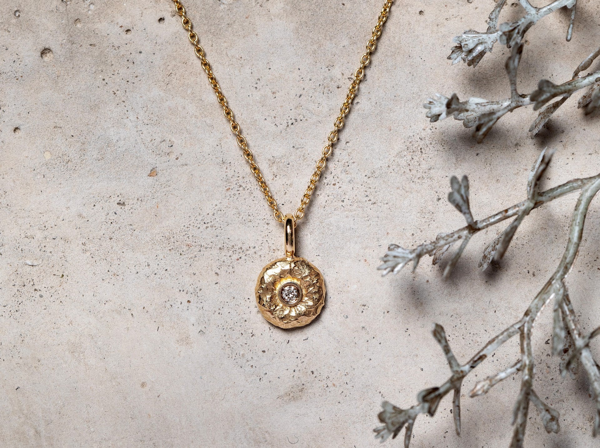 750/- pendant spe.text., dia. 0,03ct W-SI