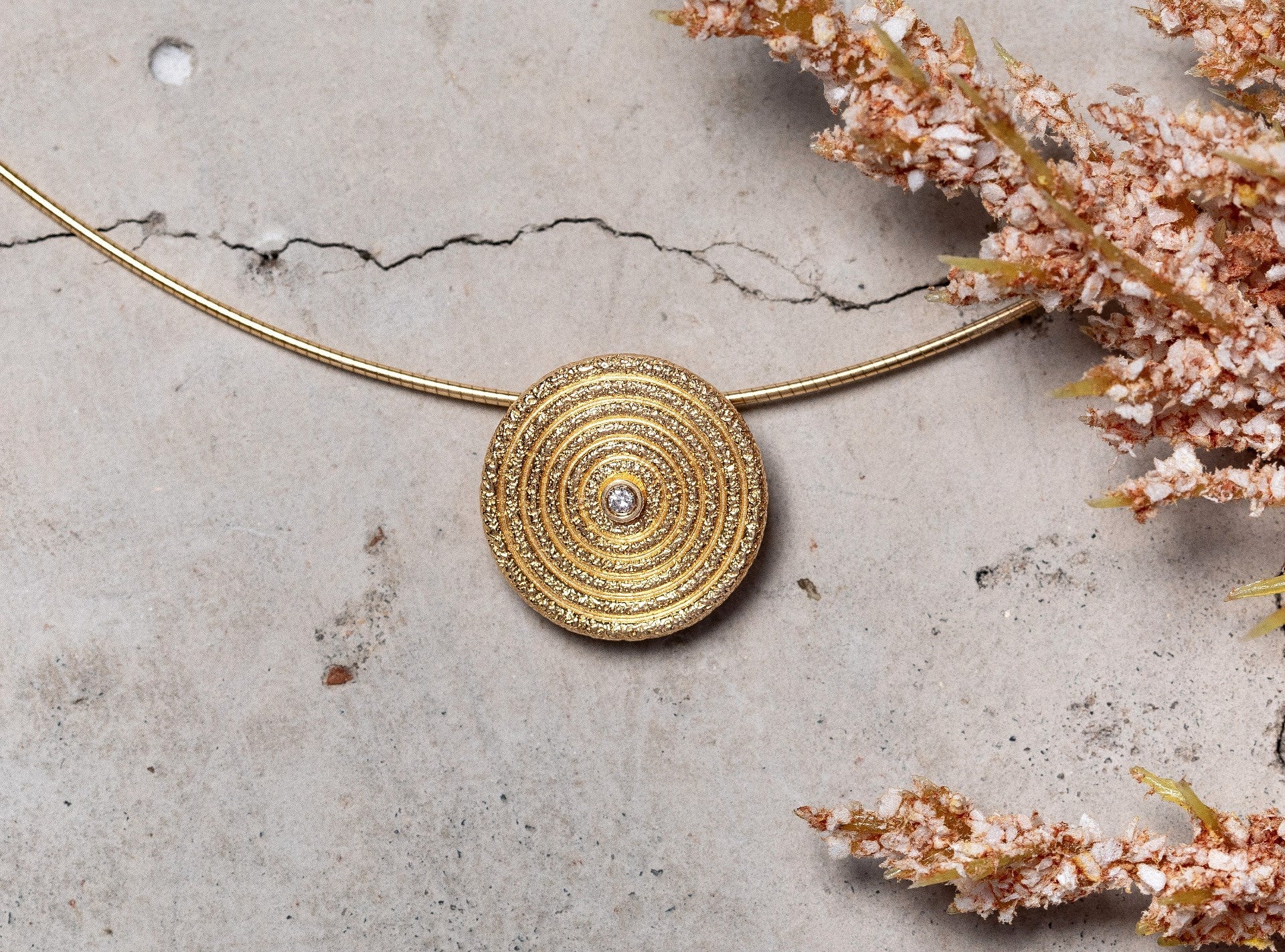 750/- Vedhæng mat/børstet,  0,02ct W-SI