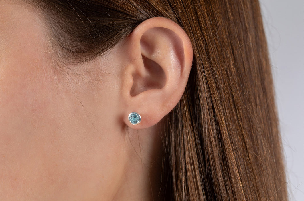 925/- Stud earrings matt/glossy, blue topaz 1.02 ct