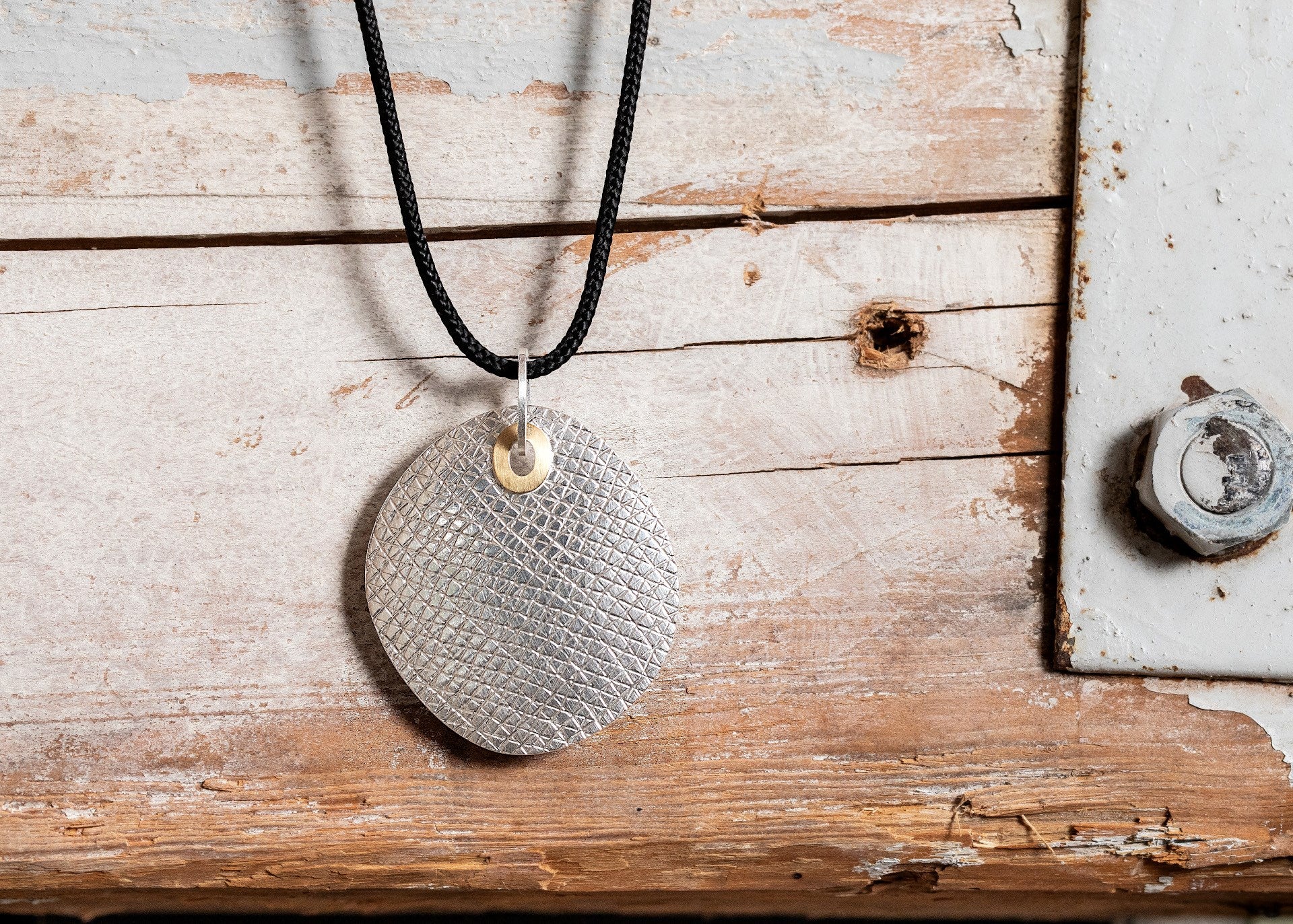925/- Vedhæng, fg 18K mat/specielt struktureret