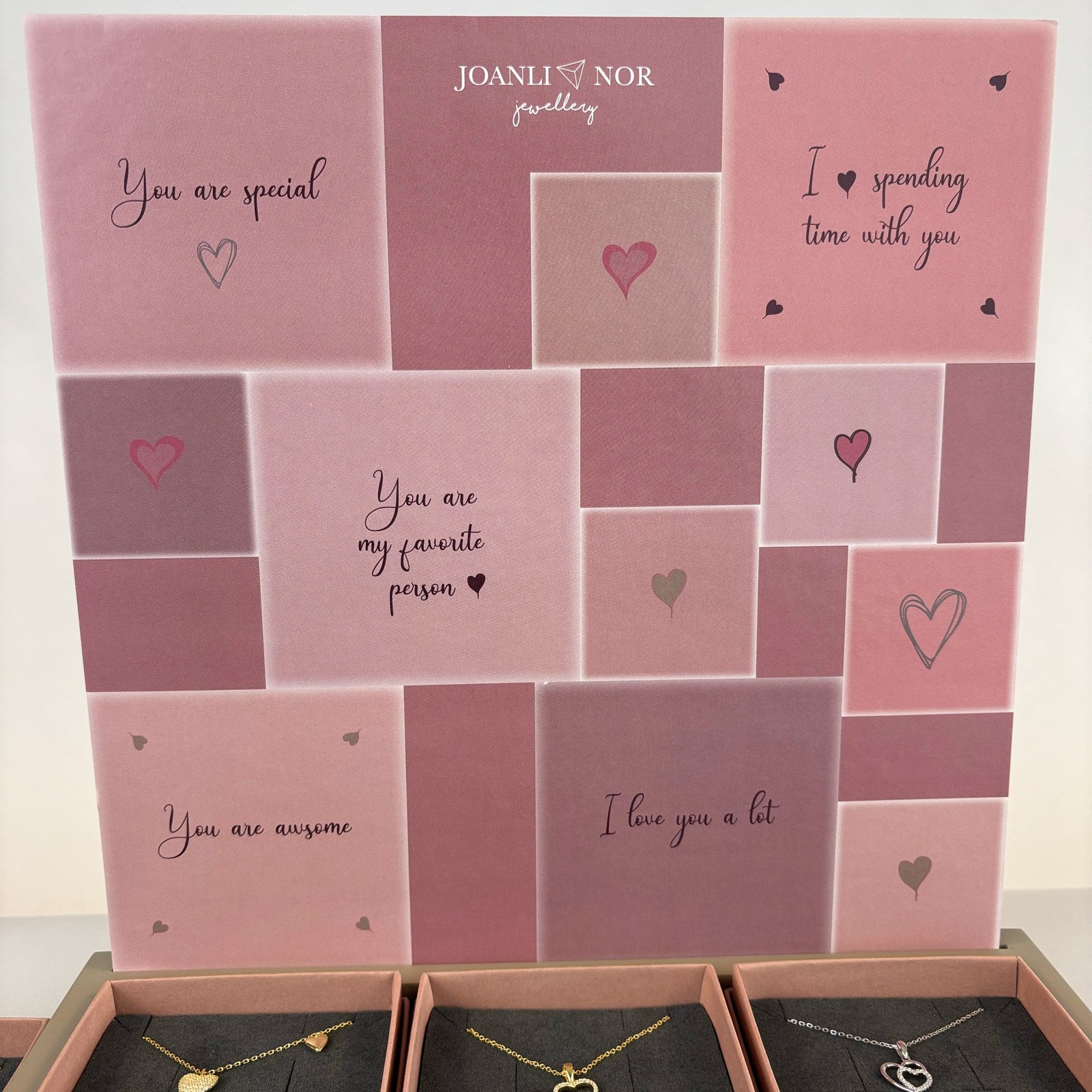 Joanli Nor display Valentine