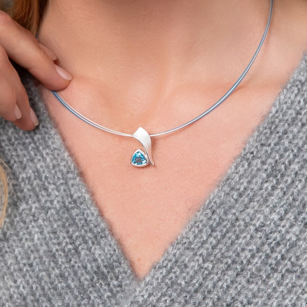 925/- Anhänger, mattiert, Blautopas 2,37 ct - Nicht rhodiniert