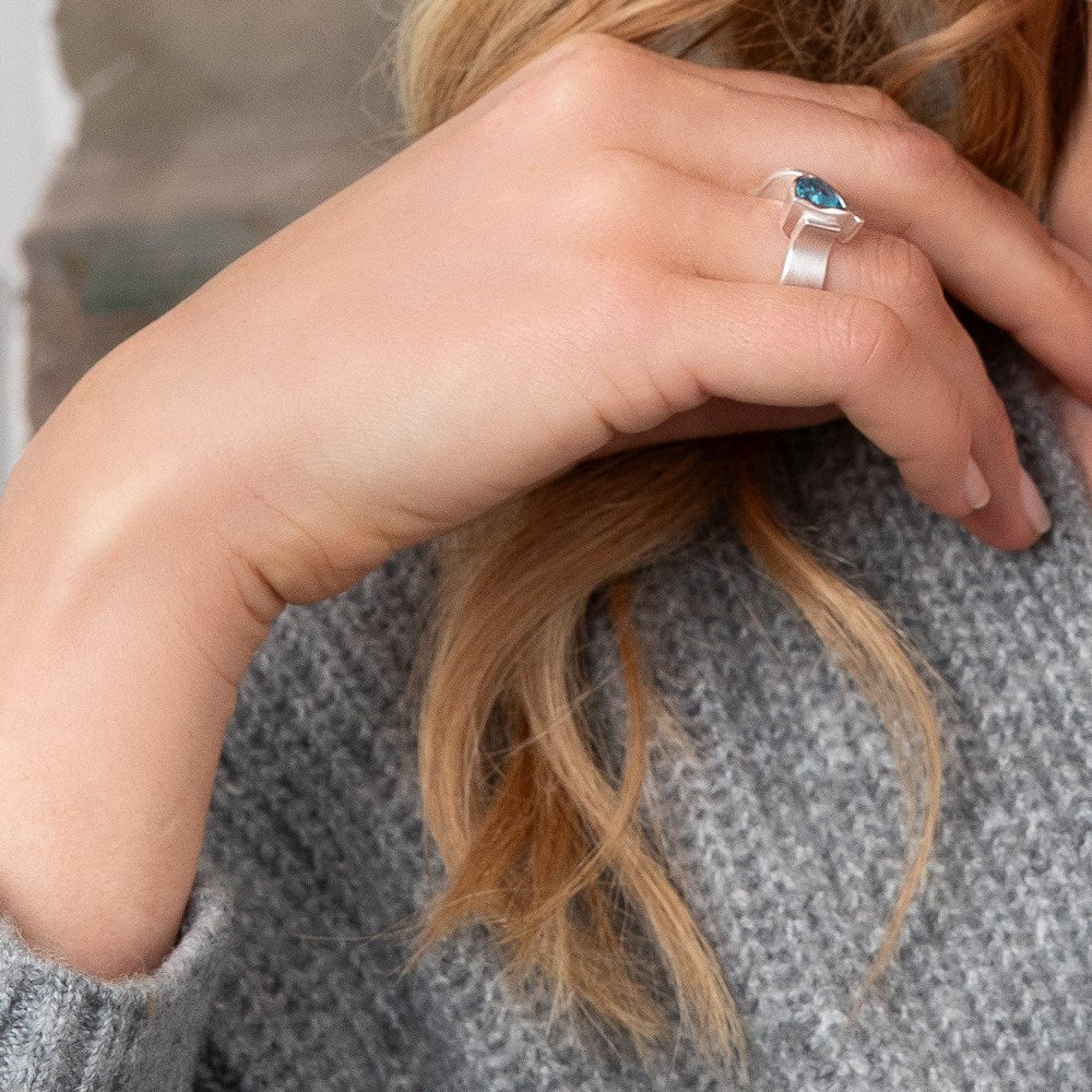 925/- Ring, mattiert, Blautopas 2,43 ct