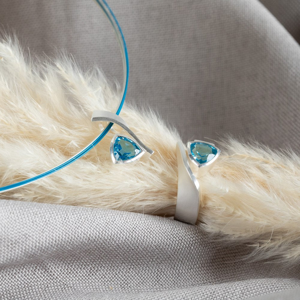 925/- pendant, matt, blue topaz 2.37 ct