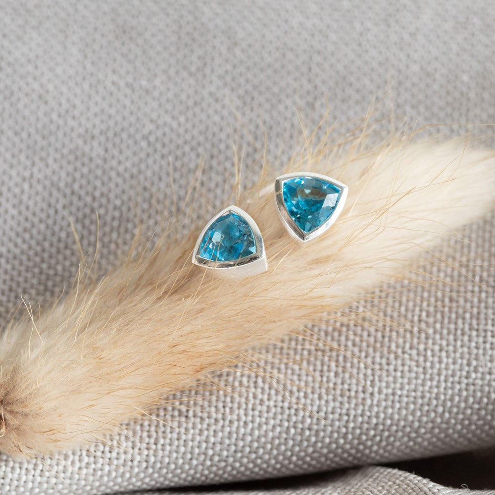 925/- earrings, matte, blue topaz 1.85 ct