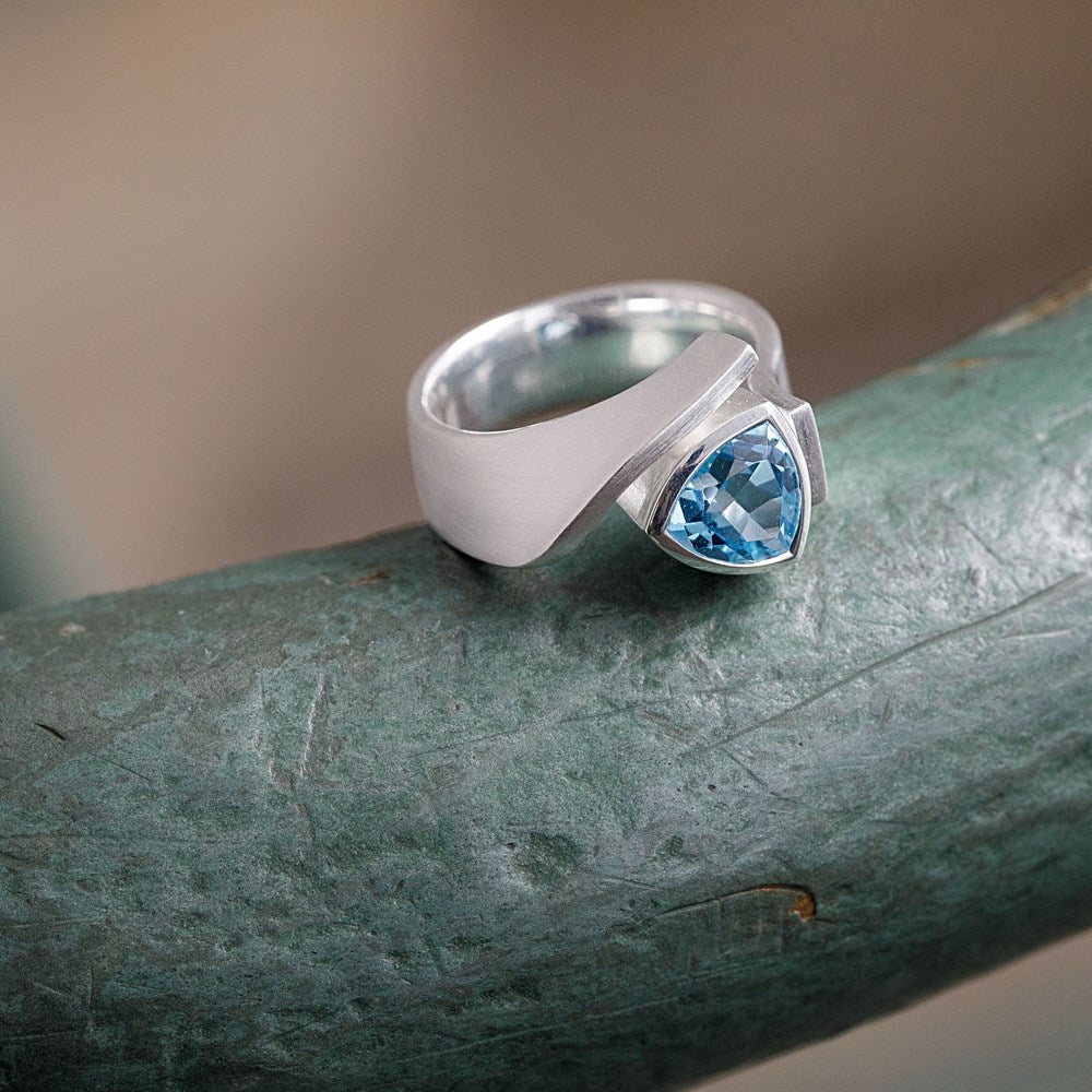 925/- Ring, mattiert, Blautopas 2,43 ct