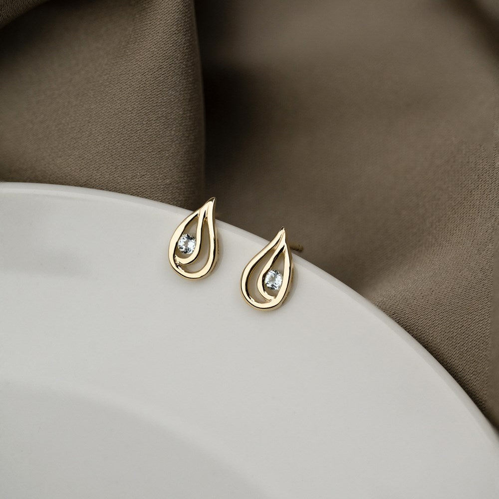 8kt. guldørestikker m. blå topas